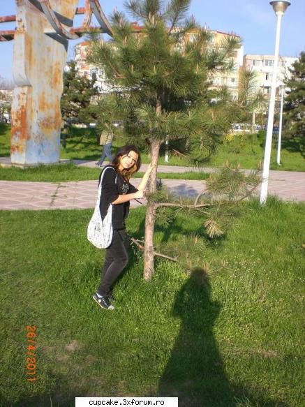 Aceasi umbra..Kidu' - Pff,tu iti bati joc de minee? Uite k miam adus - Everybody<3